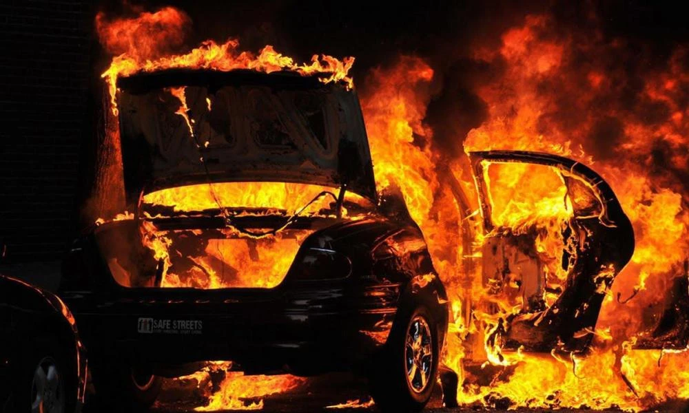 Θεσσαλονίκη: Στάχτη έγινε παρκαρισμένο ΙΧ τα ξημερώματα